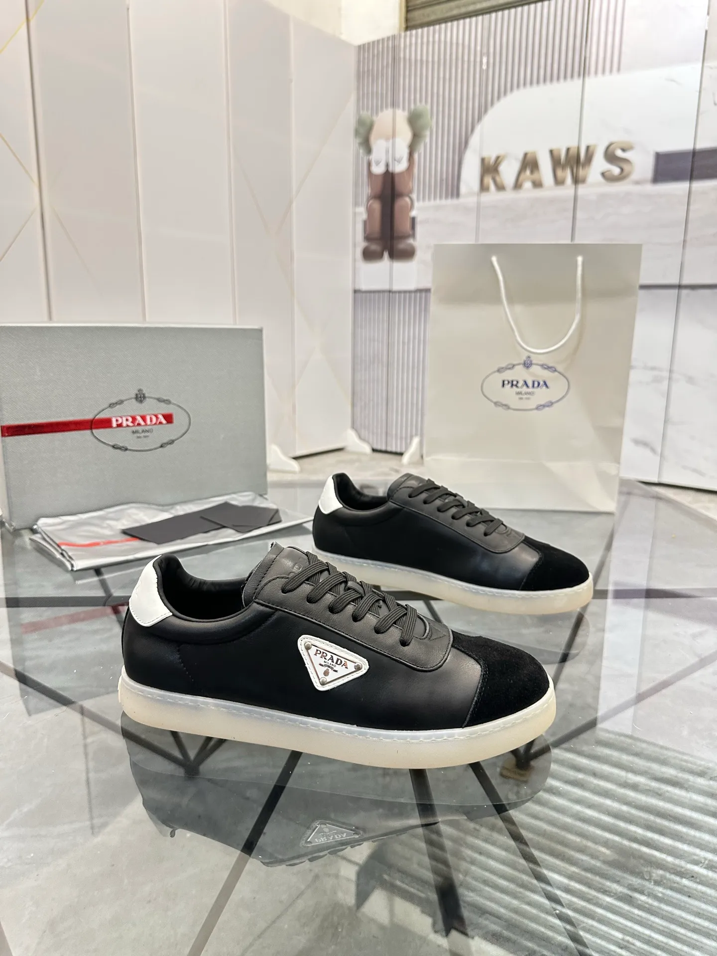 Men's shoes for sale 💰: 💰P540¥ High-end top quality Product trademark: Prada *"Prada*" low-top casual shoes Regular size: 38-45 (can be customized to 46) Product materials: imported first-layer cowhide for the upper, water-dyed cowhide lining, cowhide feet, original outsole. No.: 001